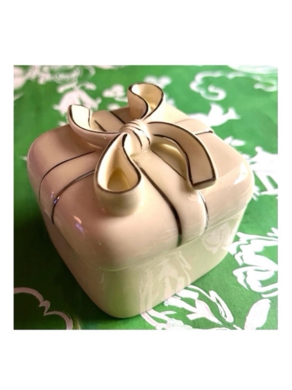 Vintage Porcelain Trinket/Ring Box with Bow Topped Lid